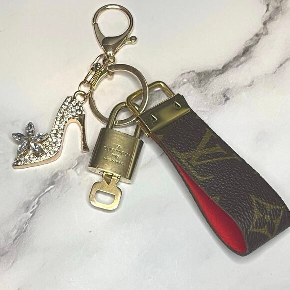 Louis Vuitton Lock & Key #320 w/ Handmade LV Canvas Loop & Shoe Charm Keychain - Picture 2 of 6